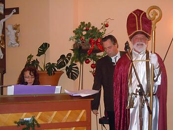 Barbara Moritz, Matthias Klink und Nikolaus Eugen Albert unterhielten die Bewohner und Senioren des Juliusspitals.Foto: Anneliese Albert
