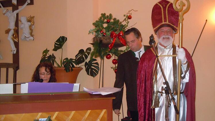 Barbara Moritz, Matthias Klink und Nikolaus Eugen Albert unterhielten die Bewohner und Senioren des Juliusspitals.Foto: Anneliese Albert