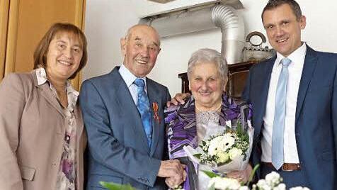 Stellvertretende Landrätin Gabi Klaußner (l.) und Bürgermeister Ludwig Wahl (r.) gratulierten Maria und Johann Amon. Foto: Pauline Lindner