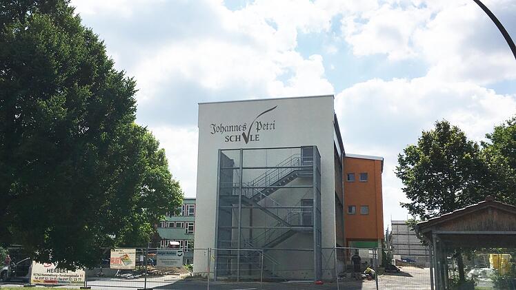 Als Schriftzug am Treppenturm der Johannes-Petri-Schule wählte der Gemeinderat eine aufgeklebte Aluminium-Version.  Fotos: Winfried Ehling