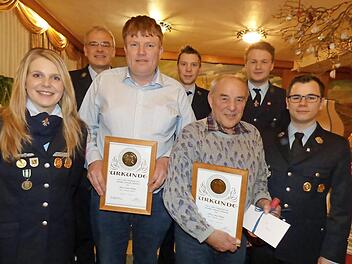 Die beiden Geehrten Rainer Wiedow und Josef Hübner mit der Gößweinsteiner Feuerwehrführung  Foto: Thomas Weichert