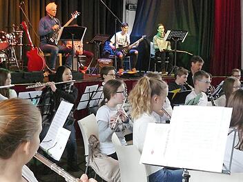 Bläser und Rockmusiker musizierten gemeinsam. Foto: Gerhard Geuder
