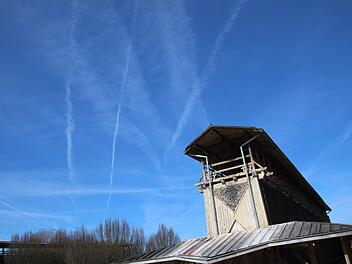 Der meerblaue Himmel über dem Staffelsteiner Kurpark passt zu dem salzhaltigen Aerosol, das die beiden Gradierwerke jetzt wieder verströmen.Matthias Einwag