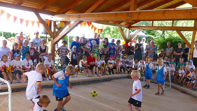 Harter Kampf um den Ball vor dem deutschen Tor Foto: Dieter H&uuml;bner