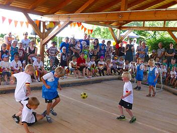 Harter Kampf um den Ball vor dem deutschen Tor Foto: Dieter Hübner
