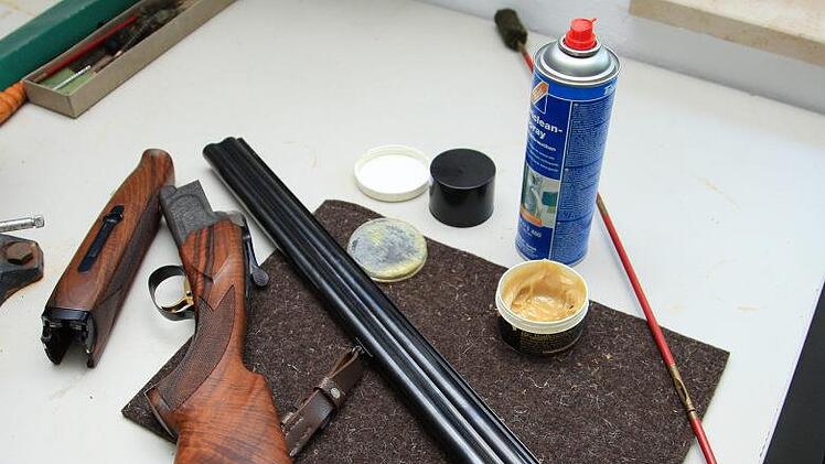 Gehört auch dazu: Die Waffenpflege ist eine unabdingbare Pflicht für jeden Jäger. Foto: privat