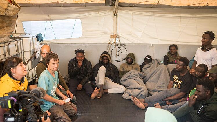 Beim Morning-Meeting mit den Geretteten.Foto: Jaussi/Seawatch e.V.