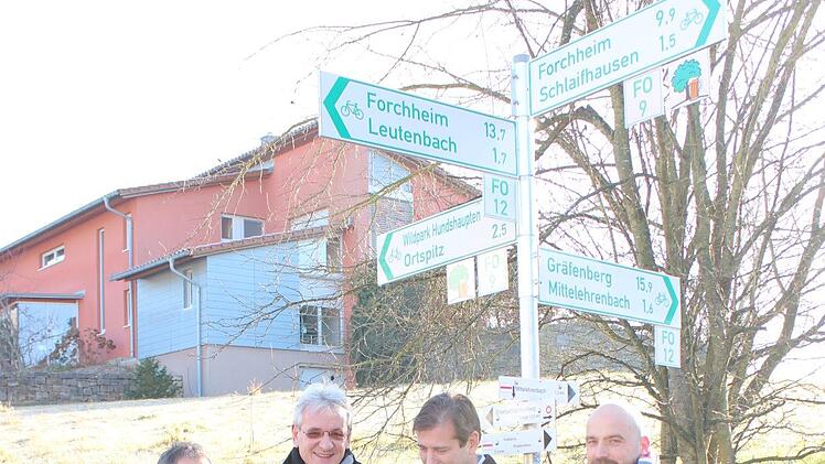 Bei der Vorstellung der neuen Schilder (v.&nbsp; l.): : Erich Kohler, Tiefbauamtsleiter Dieter Els, Landrat Hermann Ulm und Matthias Helld&ouml;rfer Foto: Landratsamt Forchheim