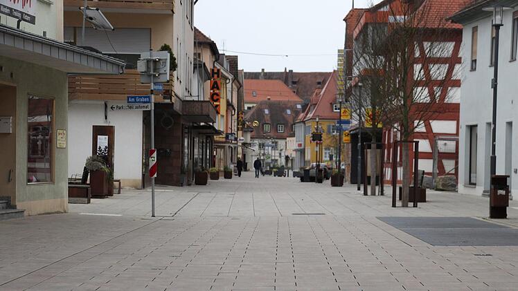 Ausgangsbeschränkung wegen des Coronavirus:   In der Hauptstraße in Höchstadt sieht man nur ein paar Menschen mit ihrem Hund Gassi  gehen. Vereinzelt fahren Fahrradfahrer vorbei.  Foto: Christian Bauriedel