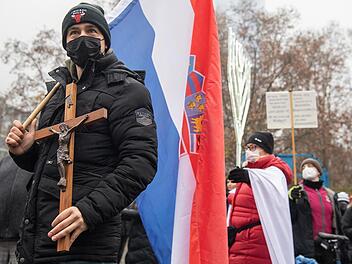 Anti-Corona-Demo - immer mehr Reichsbürger oder Querdenker schließen sich solchen Zügen an.