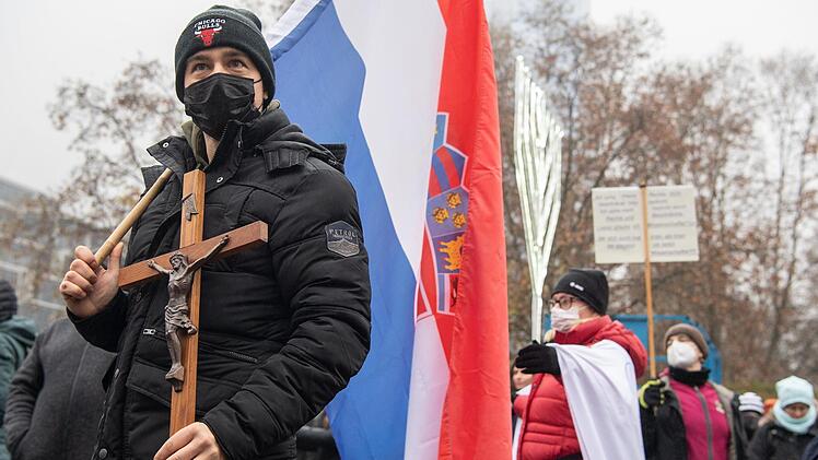 Anti-Corona-Demo - immer mehr Reichsbürger oder Querdenker schließen sich solchen Zügen an.