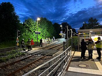 Auseinandersetzung an Bahnsteig: Zwei Männer stürzen vor einfahrenden Zug und werden tödlich verletzt