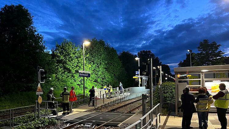 Auseinandersetzung an Bahnsteig: Zwei Männer stürzen vor einfahrenden Zug und werden tödlich verletzt
