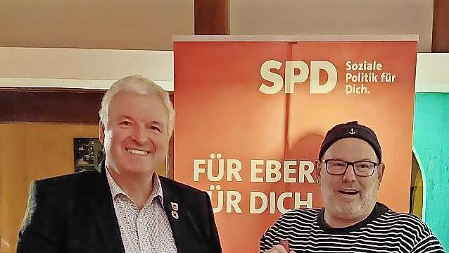 Rote Rosen, roter Wein: Jürgen Hennemann wurde mit 100 Prozent Zustimmung nominiert. Ortsvereinsvorsitzender Eckart Roeß gratuliert.