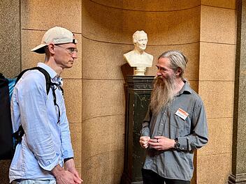 Felix (links) strebt nach Unsterblichkeit. Mit dem Alternsforschungstheoretiker Aubrey de Grey diskutiert er seine Ideen.