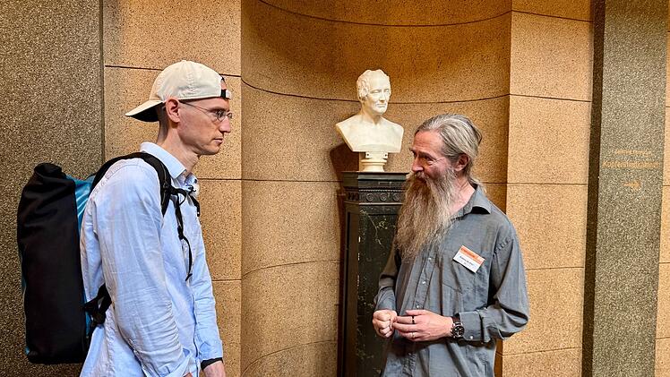 Felix (links) strebt nach Unsterblichkeit. Mit dem Alternsforschungstheoretiker Aubrey de Grey diskutiert er seine Ideen.