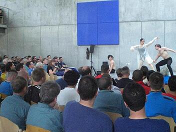 Die Tänzer des Bundesjugendballetts und drei Rapper mit Knasterfahrung bei ihrem Gastspiel in der JVA Würzburg. Foto: Franz Barthel