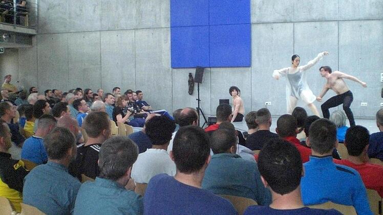 Die Tänzer des Bundesjugendballetts und drei Rapper mit Knasterfahrung bei ihrem Gastspiel in der JVA Würzburg. Foto: Franz Barthel