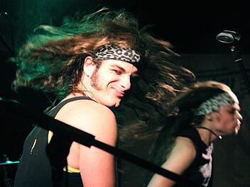 Mit unermüdlich großem Körpereinsatz ließen die Münchner Rustinal-Musiker ihre Haare fliegen und erreichten beim Lokal Heroes-Wettbewerb im Hammelburger Wasserhaus der Musikinitiative den dritten Platz. Fotos: Gerd Schaar