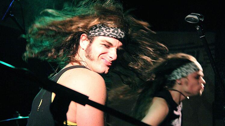 Mit unermüdlich großem Körpereinsatz ließen die Münchner Rustinal-Musiker ihre Haare fliegen und erreichten beim Lokal Heroes-Wettbewerb im Hammelburger Wasserhaus der Musikinitiative den dritten Platz. Fotos: Gerd Schaar