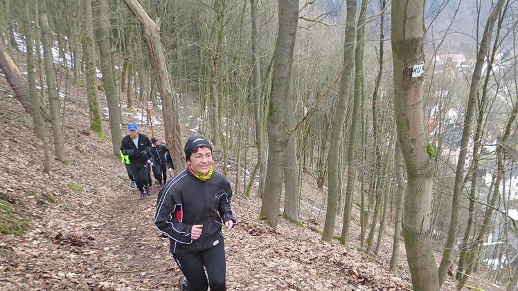 Jutta Kratzel (oben) führt die Laufgruppe auf dem Pfad oberhalb von Wirsberg an. Foto: Michael Kraus