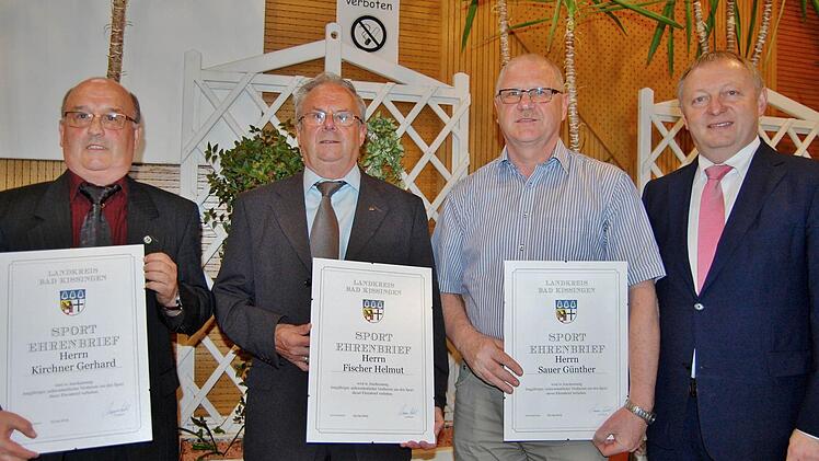 Mit dem Sportehrenbrief des Landkreises ehrte Landrat Thomas Bold (rechts) die langjährigen Sportfunktionäre (von links) Gerhard Kirchner, Helmut Fischerund Günther Sauer.  Foto: Sigismund von Dobschütz