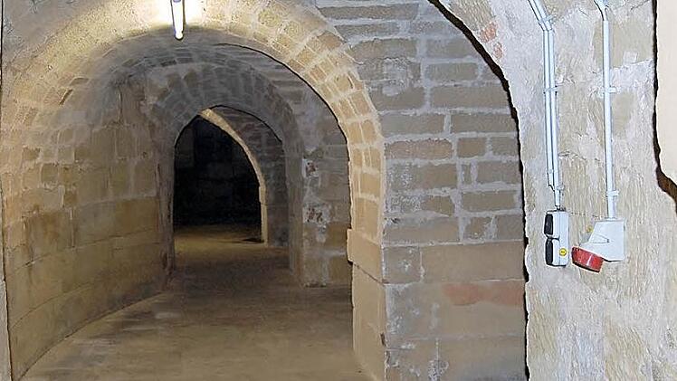 In den weitläufigen Kellern von Kloster Banz wurden tonnenweise Gegenstände aus Kirchen und Museen eingelagert. Fotos: Andreas Welz