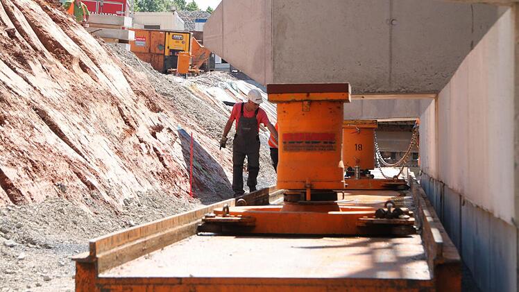 Hydraulische Hubzylinder haben die Brücke in ihre endgültige Position verschoben.