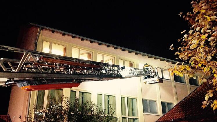 Im derzeit leer stehenden Grundschulgebäude übten die Feuerwehren aus dem oberen Sinngrund.  Foto: Sebastian Schmitt-Matthea