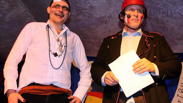 Auf Brautschau für Bürgermeister Martin Mittag (links): Kommandant Helmut Neudecker von der "Fränkische Feuerwehrinfanterie". Foto: Bettina Knauth