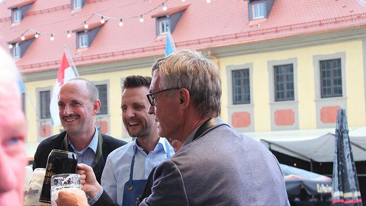 Anstoßen mit dem Bürgermeister (Mitte) aufs Gelingen des Korbmarktes