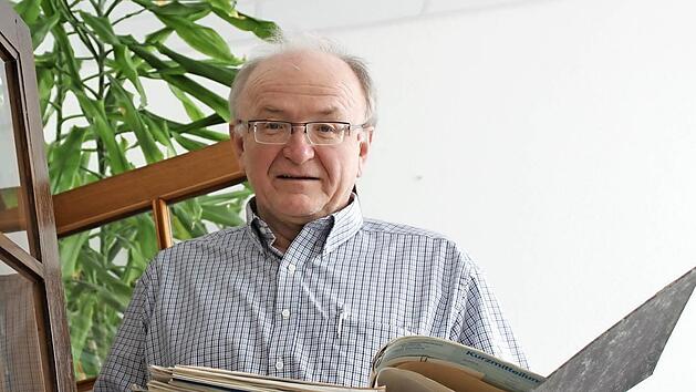 Ein Beh&ouml;rdenleiter verabschiedet sich, Dr. Winfried Strauch sortiert die letzten Unterlagen aus. Foto: Anette Schreiber