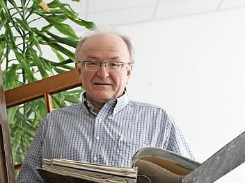 Ein Behördenleiter verabschiedet sich, Dr. Winfried Strauch sortiert die letzten Unterlagen aus. Foto: Anette Schreiber
