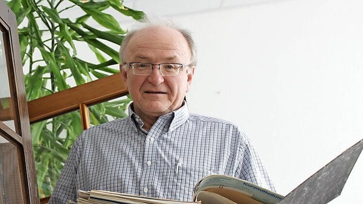 Ein Behördenleiter verabschiedet sich, Dr. Winfried Strauch sortiert die letzten Unterlagen aus. Foto: Anette Schreiber