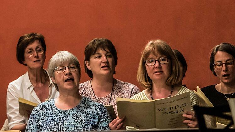 Unter der Leitung von Peter Stenglein bereitet sich der Coburger Bachchor auf die Aufführung von Telemanns Matthäuas-Passion von 1746 vor.Foto: Jochen Berger