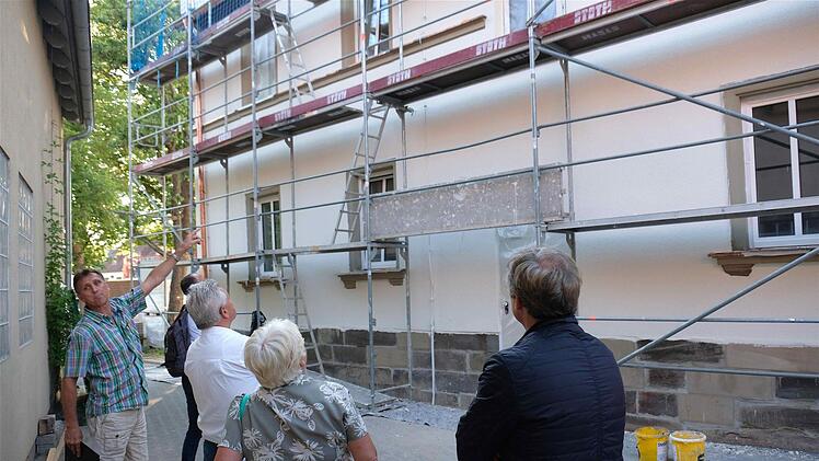 Auch die Außenfassade erstrahlt schon in neuem Glanz.  Foto: Gerd Schaar