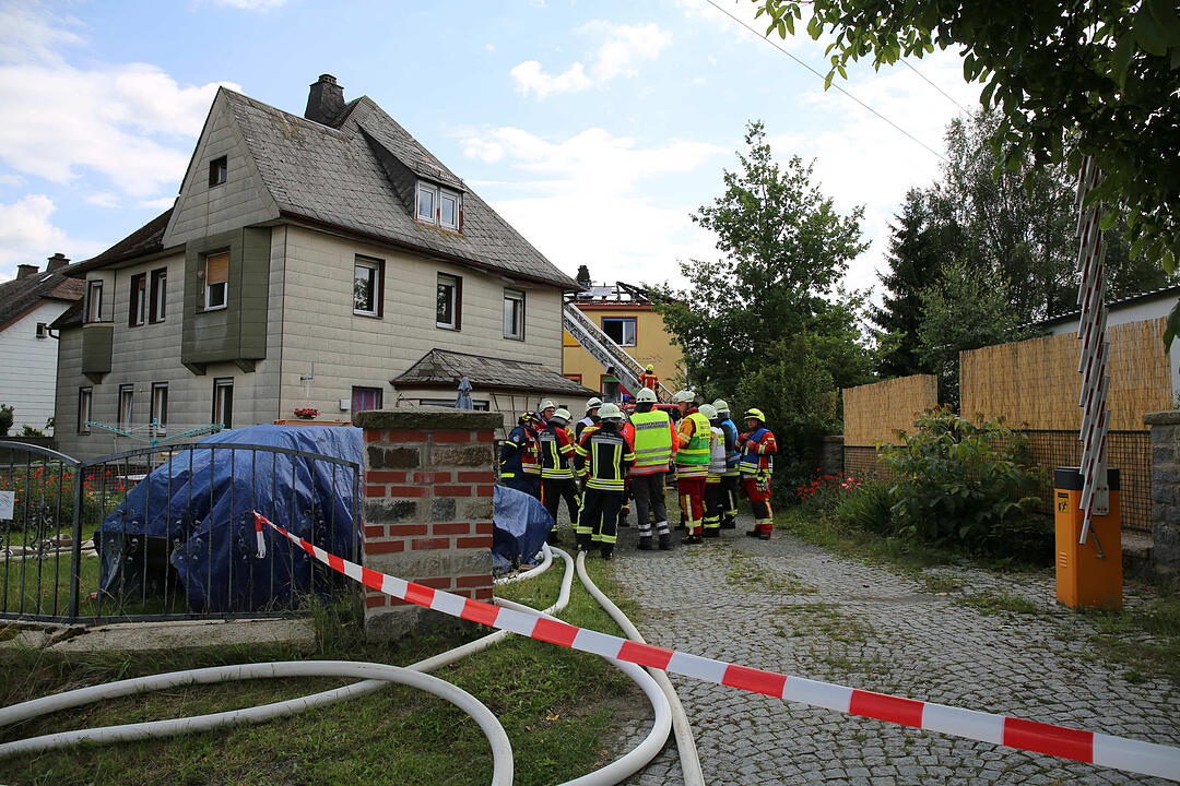 Feuer erweist sich als hartnŠckig - Dachstuhl von Wohnhaus geht in Flammen auf