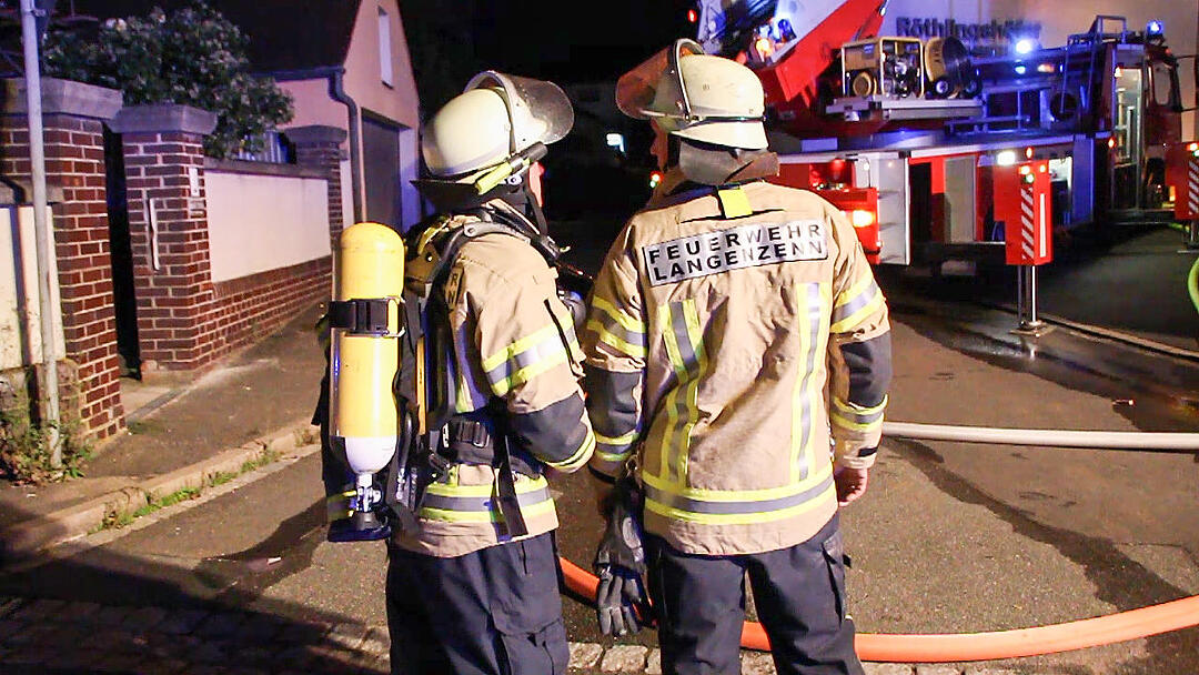 Dachstuhlbrand fordert Feuerwehr: Brandobjekt schwer zugänglich
