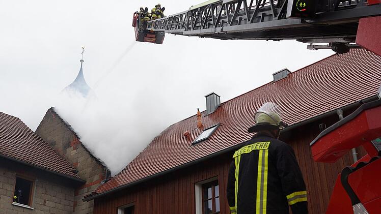 Mit dem Drehleiterwagen unterstützt die Feuerwehr Hammelburg die umliegenden Orte, wie beim Brand in Langendorf.  Foto: Guzy