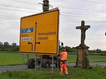 Mit dem Etat besiegelt: die Erneuerung der Kreisstraße zwischen Hallstadt und Gundelsheim. Seit Mittwoch ist sie gesperrt und zwar bis Ende Oktober. Foto: Ronald Rinklef