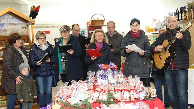 Der Projektchor der Kirchengemeinde Lahm, Gleu&szlig;en und Kaltenbrunn sang dem Itzgrund-Markt zu seinem ersten Geburtstag ein St&auml;ndchen. Foto: Michael Stelzner