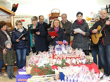 Der Projektchor der Kirchengemeinde Lahm, Gleußen und Kaltenbrunn sang dem Itzgrund-Markt zu seinem ersten Geburtstag ein Ständchen. Foto: Michael Stelzner