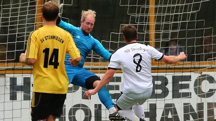 Der TSV Neukenroth muss am Sonntag die Steinberger Offensive um ihren Toptorjäger Thomas Geiger (weißes Trikot, 14 Saisontore) in den Griff bekommen. Der Steinwiesener Keeper Florian Gremer (blaues Trikot) will seinen Kasten im zweiten Spitzenspiel des Spieltages gegen den FC Hirschfeld sauber halten, um den Relegationsplatz 2 zu verteidigen.  Foto: Heinrich Weiß