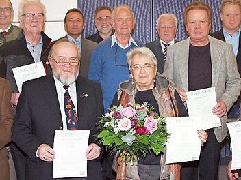 Robert Meyer, Jürgen Danowitz, Roswitha und Reinhold Funk (vorne von links), Gerd Backert und Hans Zapf (2. Reihe von links) wurden als bewährte Kraftfahrer ausgezeichnet und von Landrat Christian Meißner, Walter Bott, Erich Günther, Alfons Hrubesch, Fred Köhlerschmidt und Kevin Tischer (hintere Reihe von links) beglückwünscht. Foto: Alfred Thieret