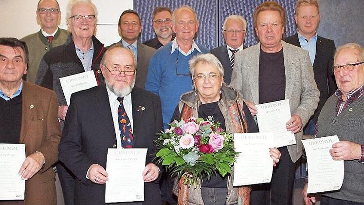 Robert Meyer, Jürgen Danowitz, Roswitha und Reinhold Funk (vorne von links), Gerd Backert und Hans Zapf (2. Reihe von links) wurden als bewährte Kraftfahrer ausgezeichnet und von Landrat Christian Meißner, Walter Bott, Erich Günther, Alfons Hrubesch, Fred Köhlerschmidt und Kevin Tischer (hintere Reihe von links) beglückwünscht. Foto: Alfred Thieret