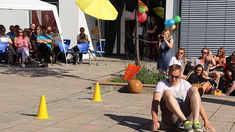 Abi-Scherz: Mathe- und Sportlehrer Sebastian Hardt auf dem  Hindernisparcours.Heike Beudert