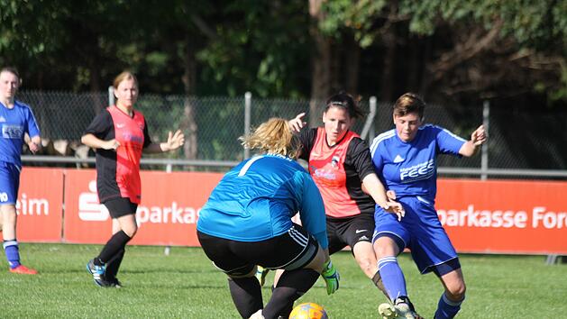 Selina Pelch (rotes Trikot) wird von der Weisendorferin Sarah Weber gestört, Burks Torhüterin Jennifer Späth packet dennoch sicher zu. Foto: Christian Wagner