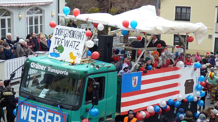 Erstmals dabei die Dorfgemeinschaft Trewartz mit einem riesigen  Wahlkampfmobil ihres Pottensteiner Bürgerneisterkandidaten Christian Weber.  Foto: Thomas Weichert