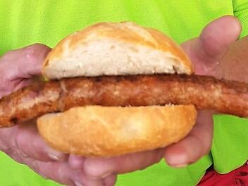 Zum Anbeißen: Der fränkschen Bratwurst ist am heutigen Samstag ein eigener Aktionstag gewidmet. Fotos: Eckehard Kiesewetter