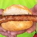 Zum Anbeißen: Der fränkschen Bratwurst ist am heutigen Samstag ein eigener Aktionstag gewidmet. Fotos: Eckehard Kiesewetter